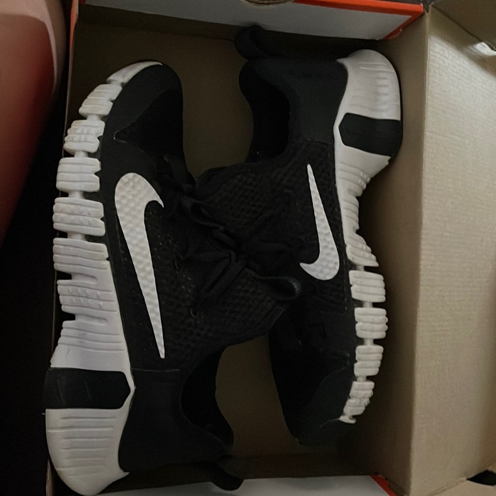 Men’s black Nikes